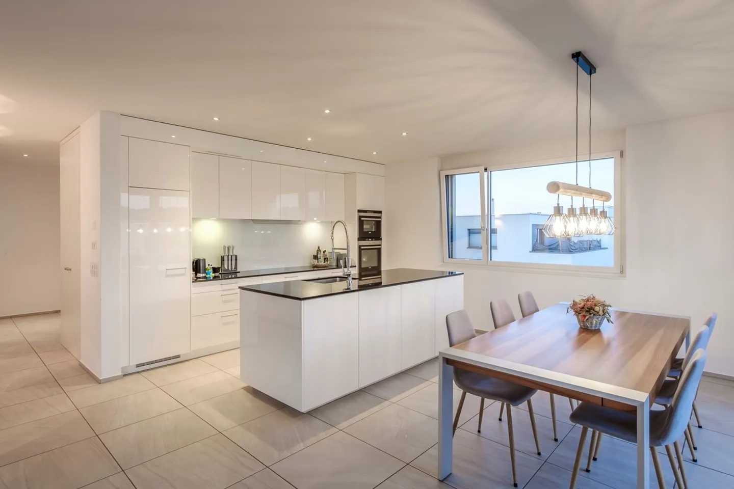 Esclusivo appartamento attico di 3,5 locali in standard di proprietà con vista sul Pilatus - Foto 2 di 12