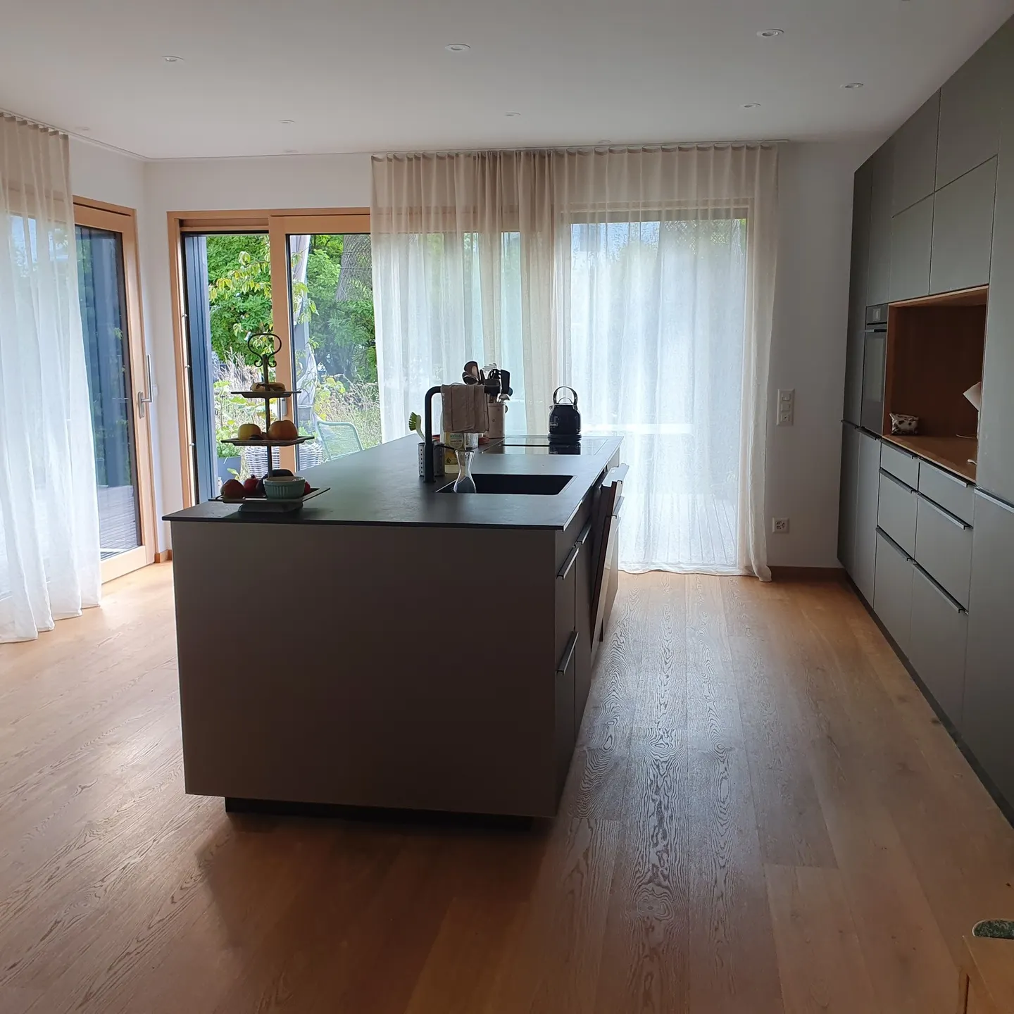 APPARTEMENT 3½ PIÈCES À WETZIKON (ZH), MEUBLÉ, TEMPORAIRE - Photo 2 sur 10
