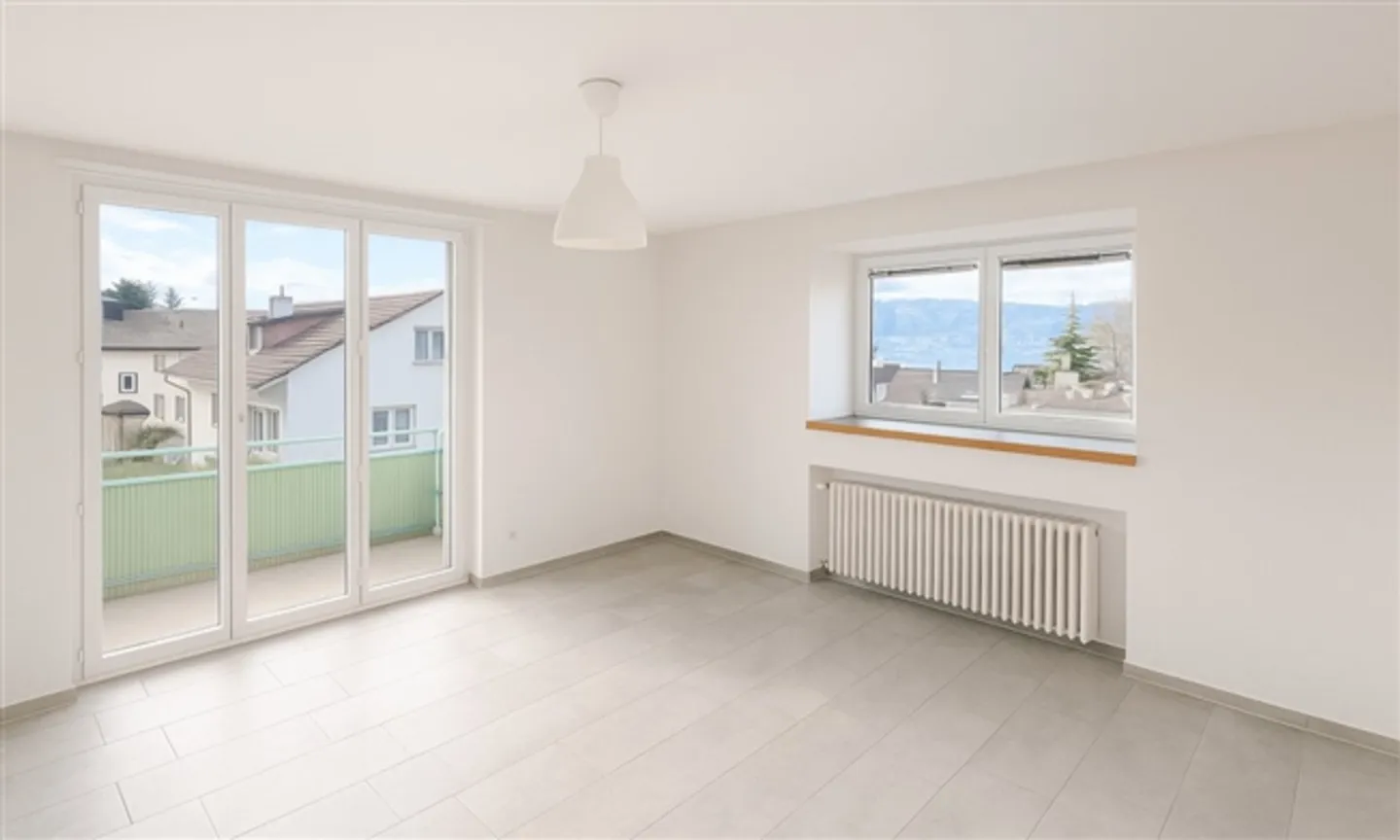 BALCON ENSOLEILLÉ AVEC VUE SUR LE UETLIBERG - Photo 1 sur 9