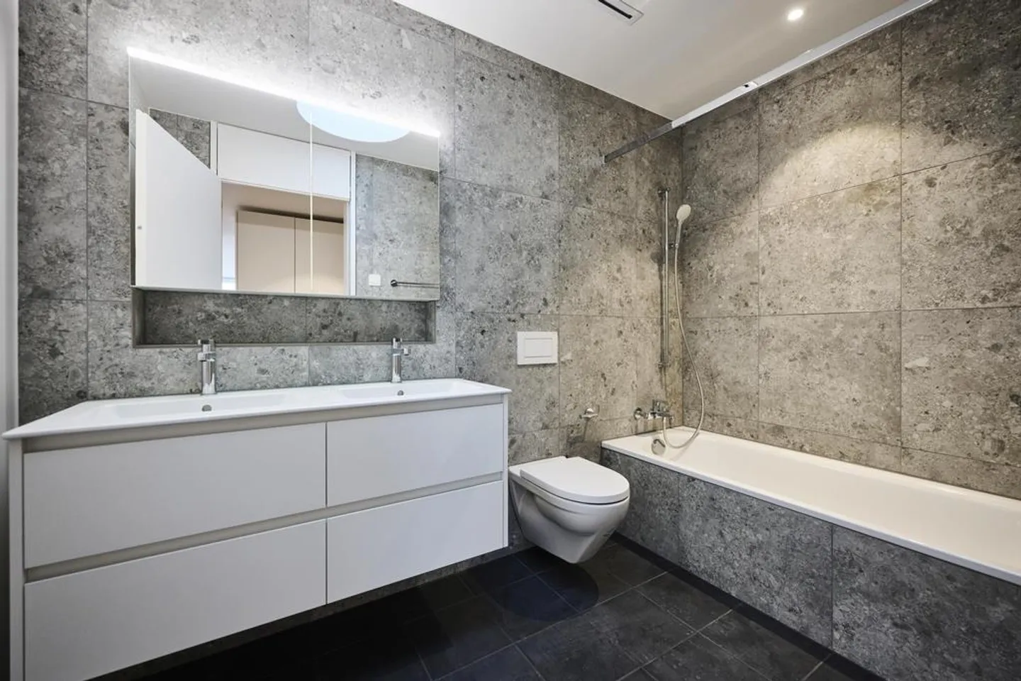 Exclusive 3.5-room penthouse apartment with large terrace / Free move - Photo 8 of 9