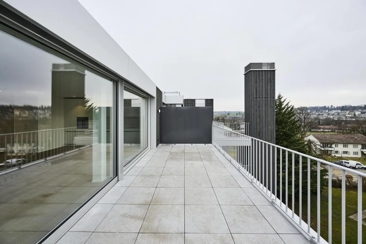 Exclusive 3.5-room penthouse apartment with large terrace / Free move - Photo 9 of 9