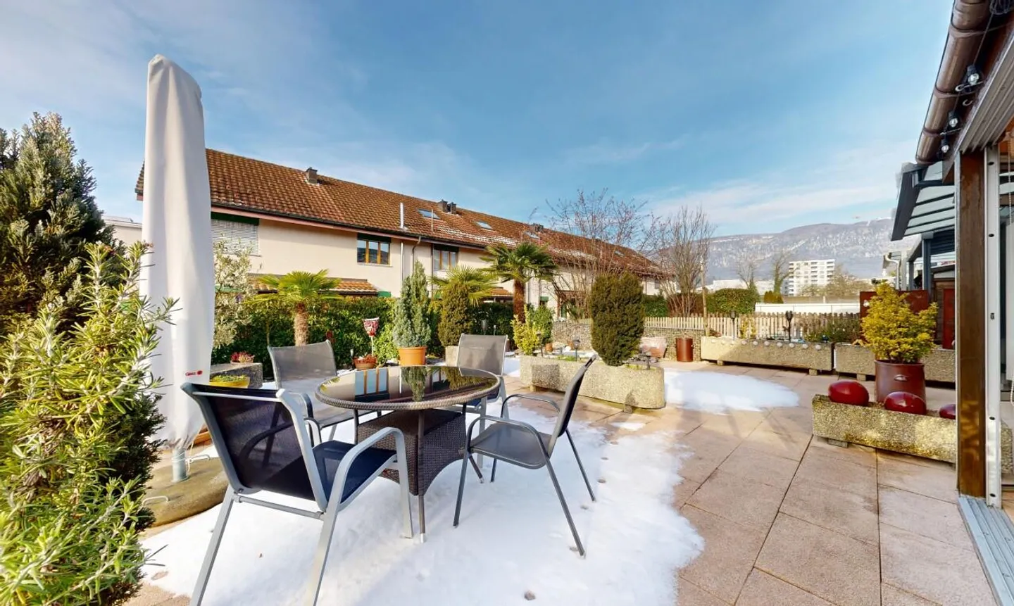 Casa angolare in una posizione tranquilla - Foto 2 di 11