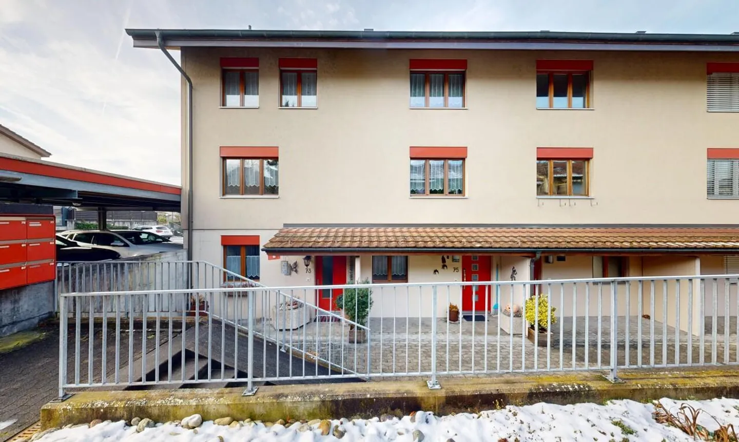 Casa angolare in una posizione tranquilla - Foto 1 di 11