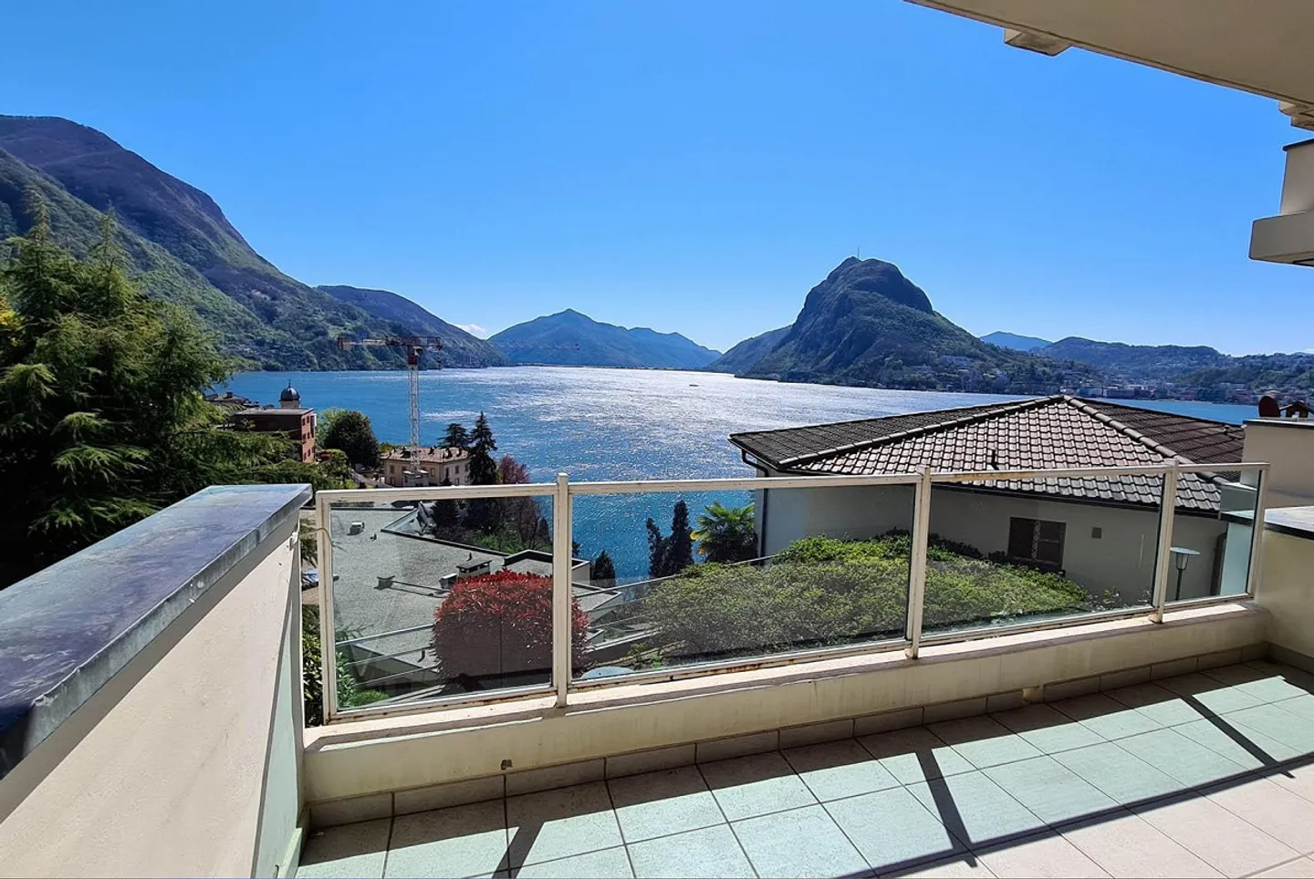 SPACIEUX 3.5 AVEC VUE IMPRENABLE SUR LE LAC À LUGANO CASTAGNOLA - Photo 3 sur 9