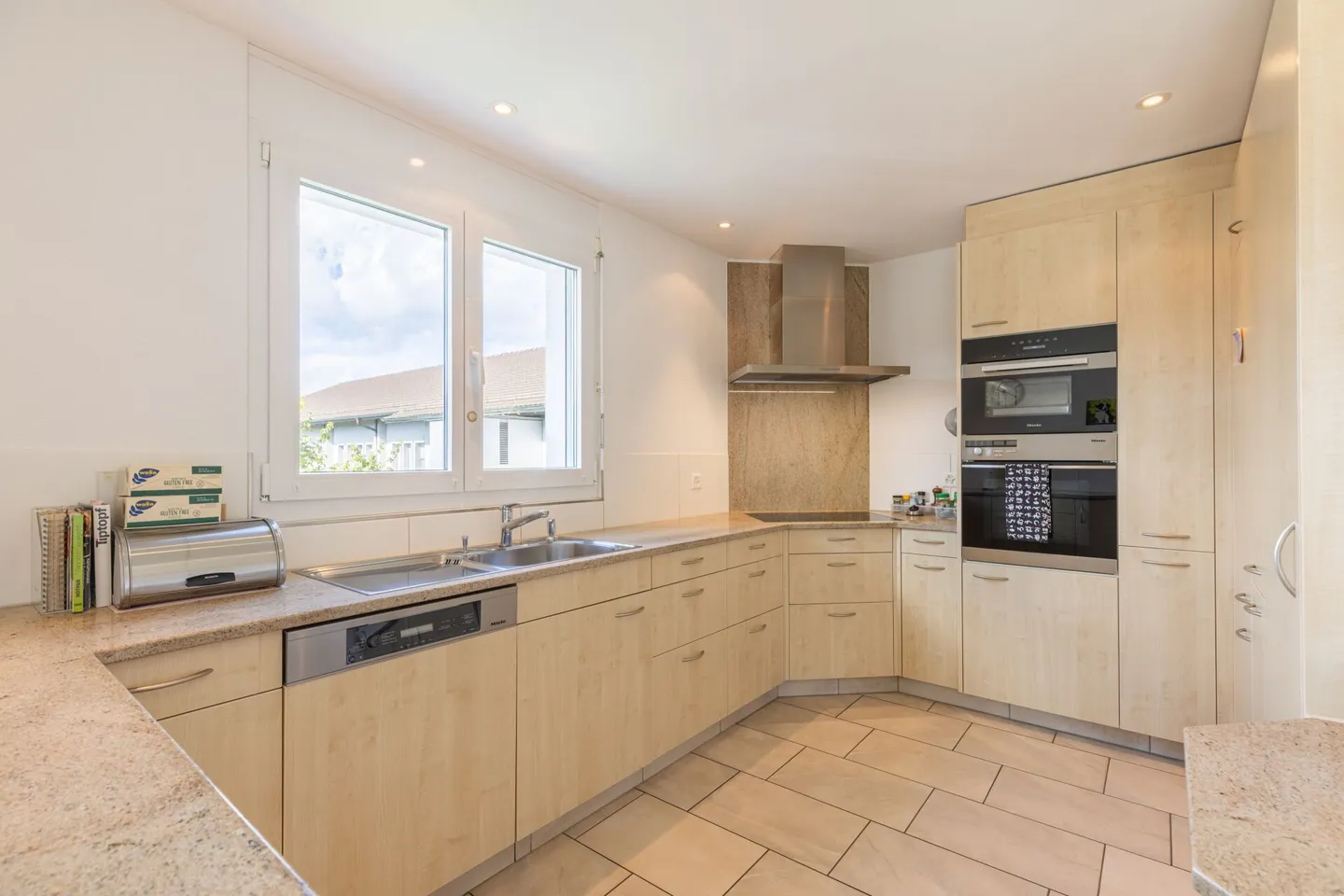 Well-maintained and spacious condominium in the heart of Wettingen - Photo 7 of 12