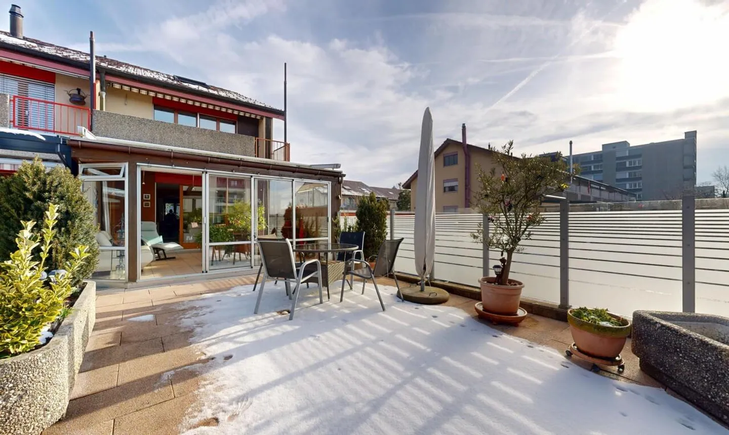 Casa angolare in una posizione tranquilla - Foto 8 di 11