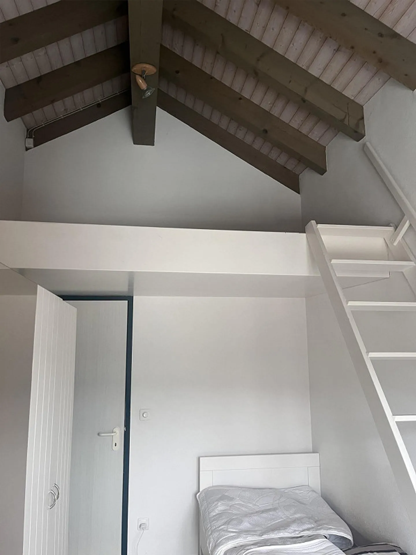 Grosszügige 4.5-Zimmer-Dachwohnung mit traumhafter Seesicht - Foto 4 von 10