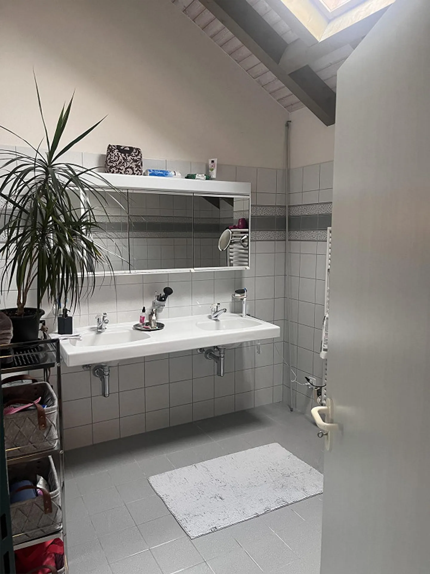 Grosszügige 4.5-Zimmer-Dachwohnung mit traumhafter Seesicht - Foto 8 von 10