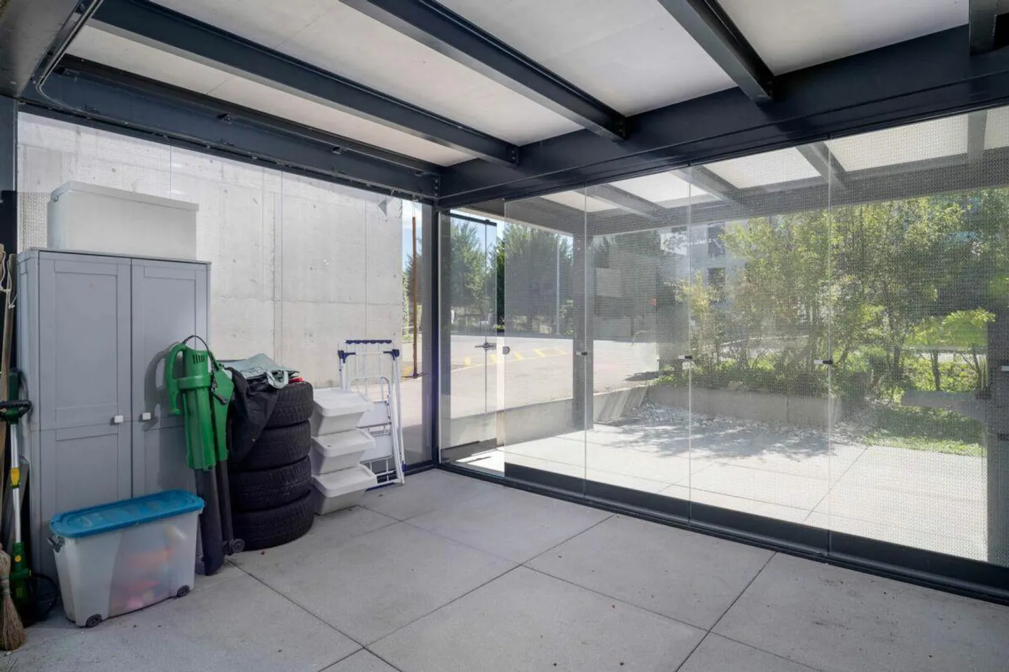 Modern und mit grossem Aussenbereich - Foto 10 von 12