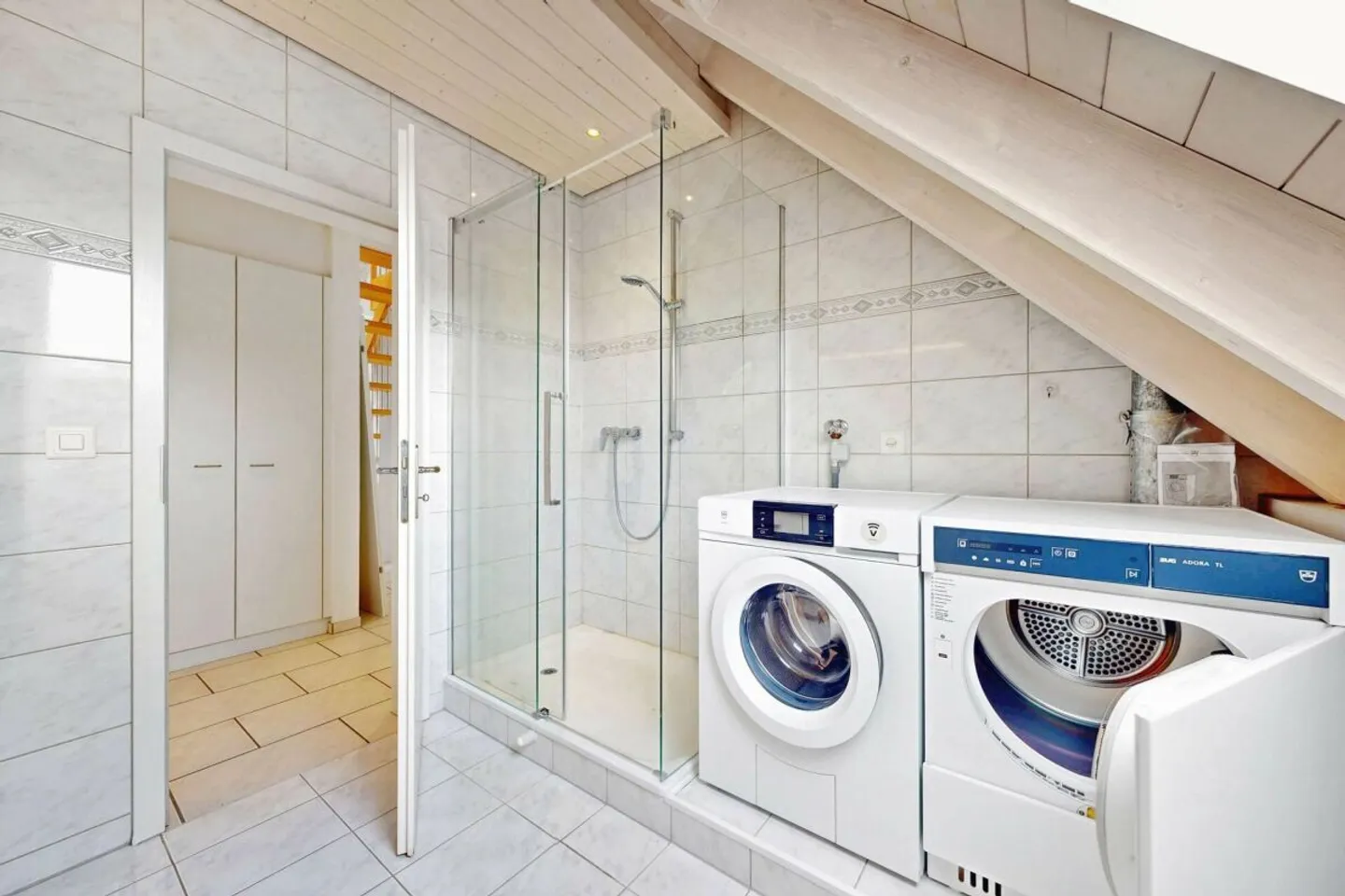 Appartement en duplex lumineux de 3,5 pièces dans un emplacement calme mais central - Photo 9 sur 19