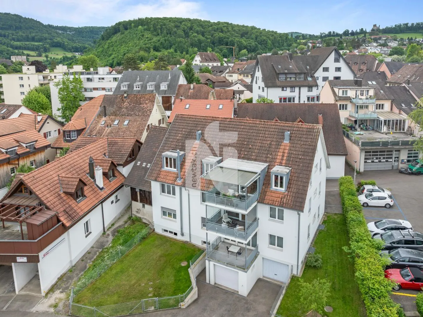 Très bel appartement de 3,5 pièces, situé au centre, avec salle de loisirs, place de parking et part de jardin - Photo 2 sur 10