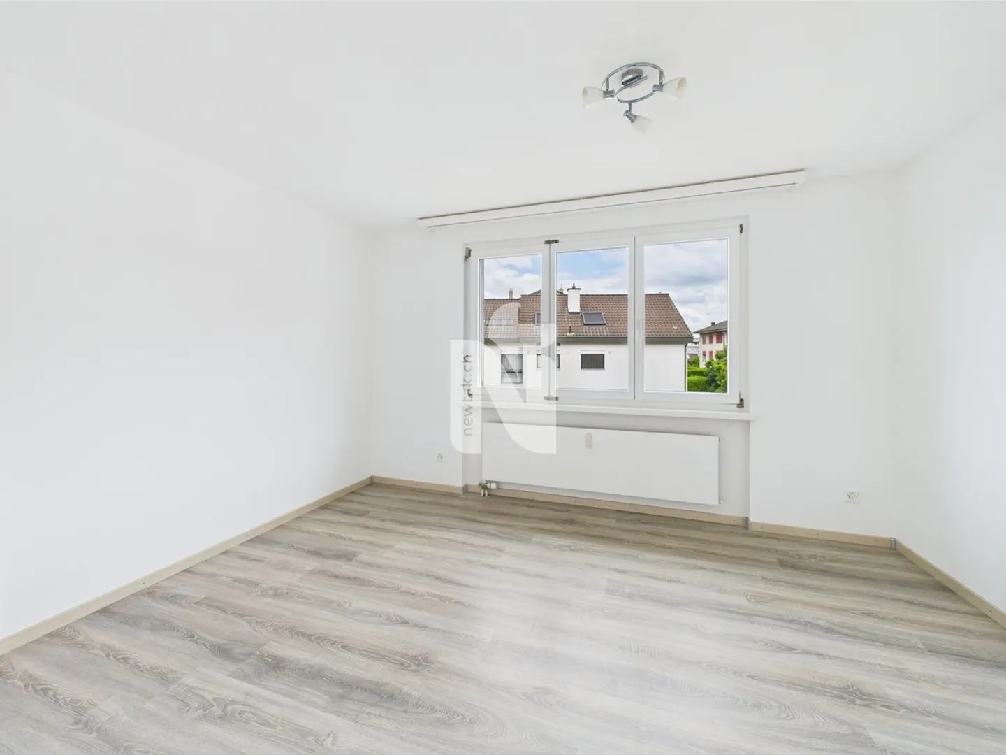 Très bel appartement de 3,5 pièces, situé au centre, avec salle de loisirs, place de parking et part de jardin - Photo 5 sur 10