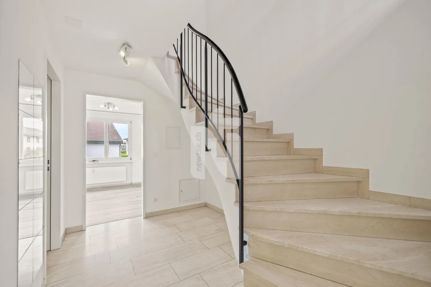 Très bel appartement de 3,5 pièces, situé au centre, avec salle de loisirs, place de parking et part de jardin - Photo 4 sur 10