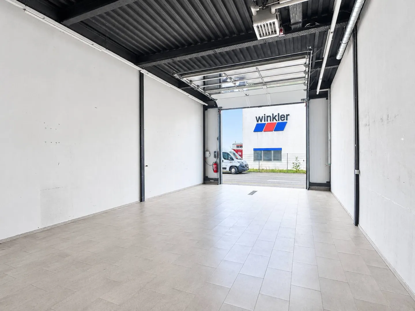 Showroom con Soffitti Alti - Foto 2 di 3