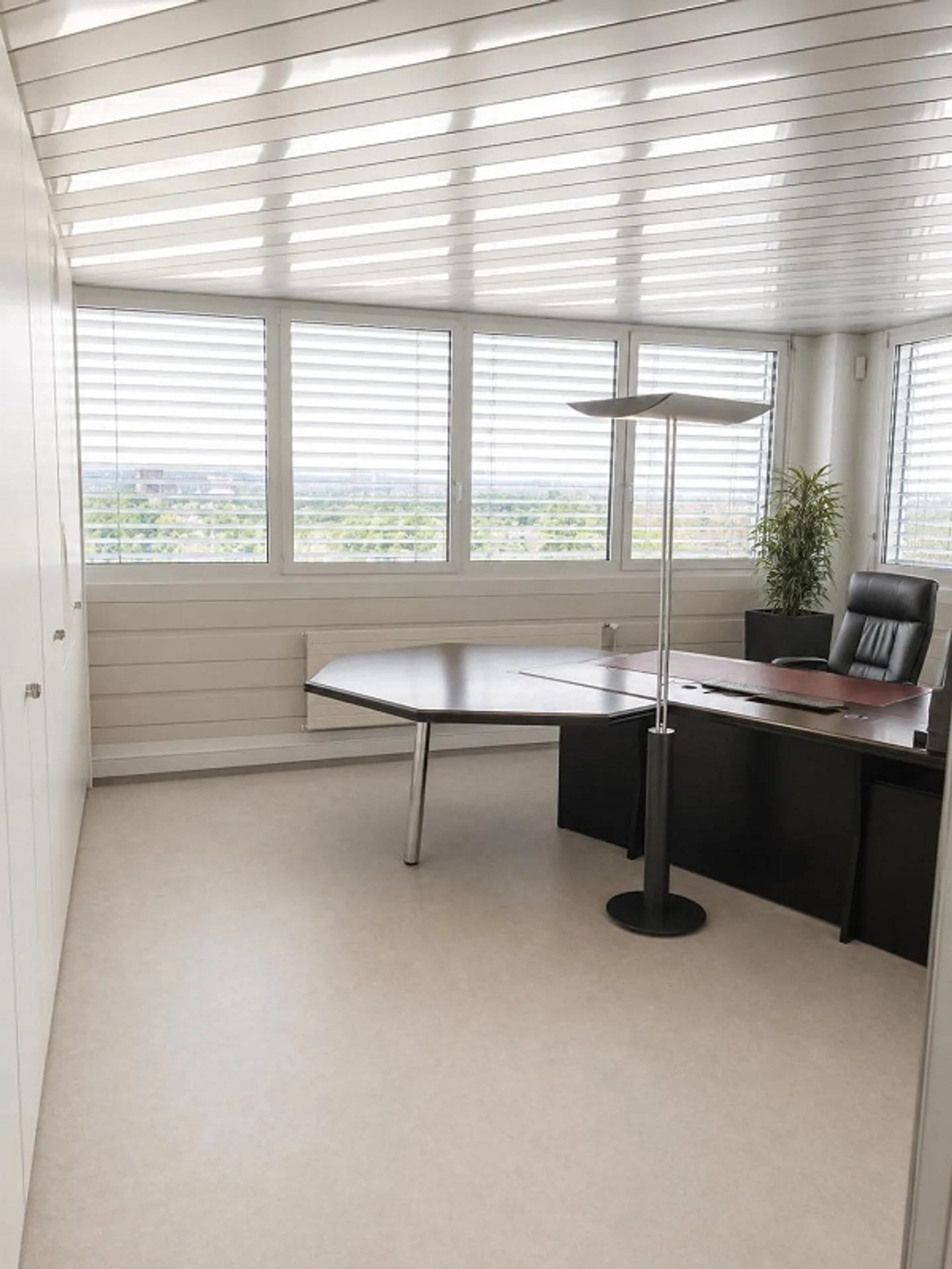 Bureaux lumineux avec entrée privée et 3 places de parking – Sirnach - Photo 6 sur 15