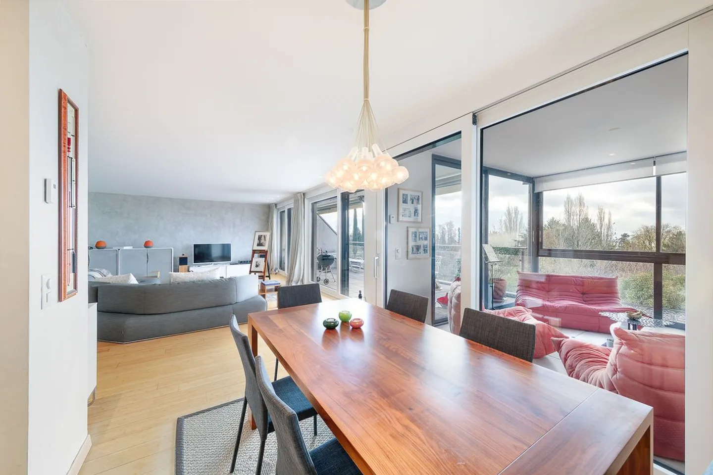 Spacious 3.5-room apartment in La Conversion with beautiful south terrace - Photo 3 of 12