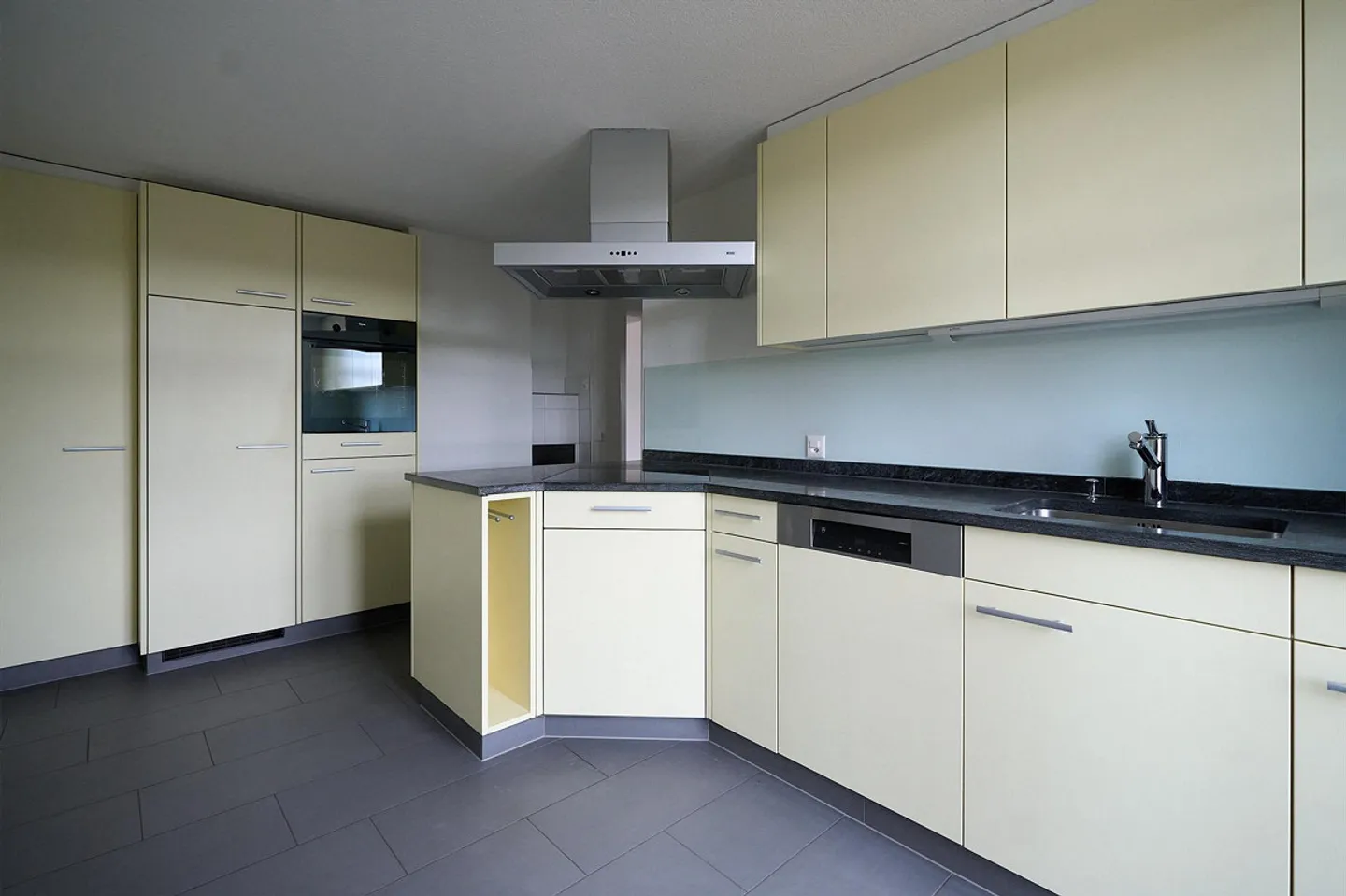 Charming Apartment in a Central Location - Photo 12 of 18