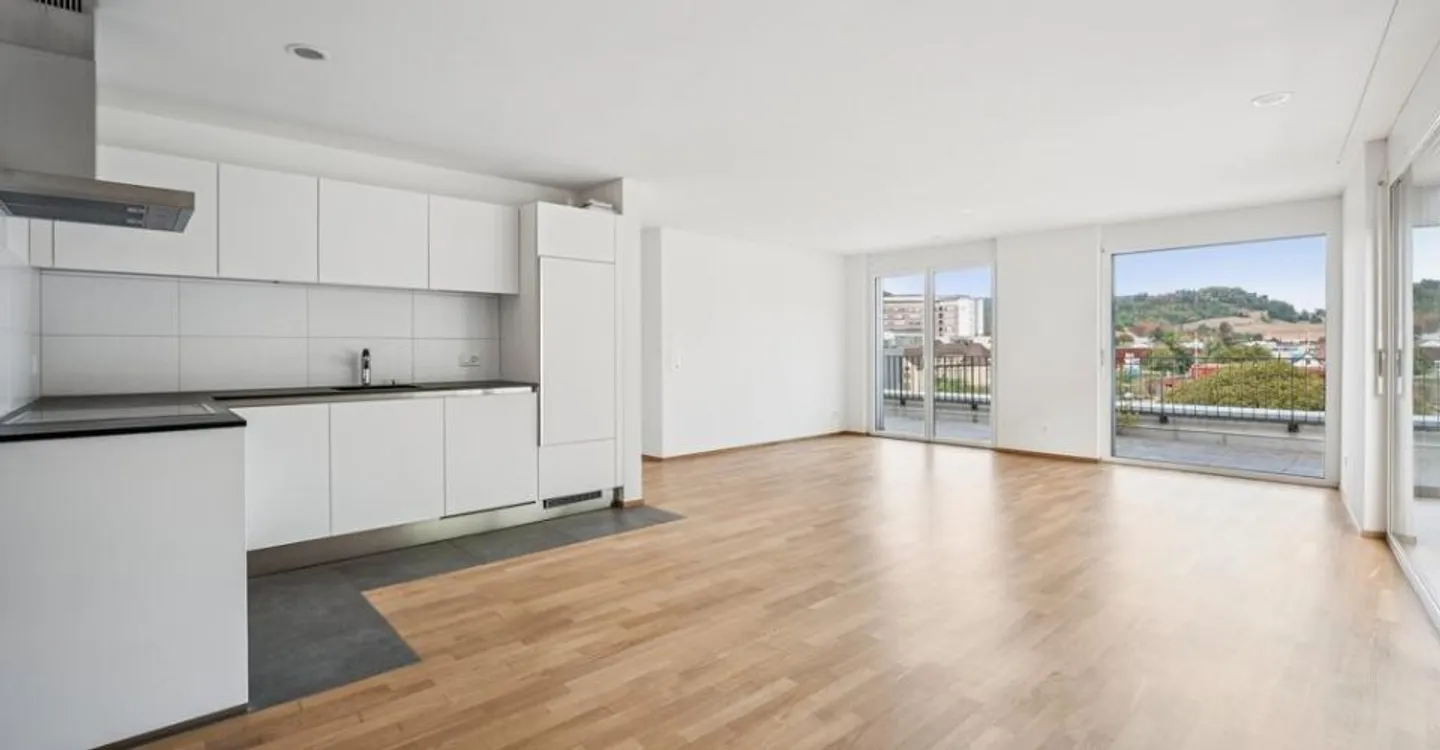 Stunning 3.5-room penthouse apartment for rent in Liestal - Photo 2 of 9
