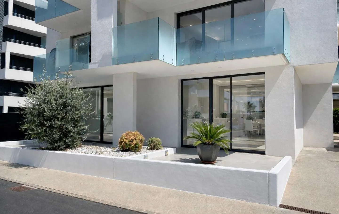 Spazio Commerciale con Giardino Privato - Foto 4 di 9