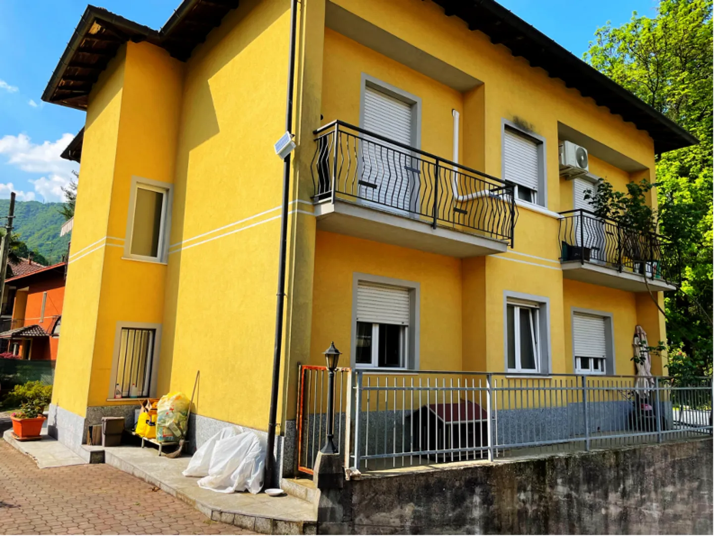 House with 2 apartments of 108 m2 - Photo 1 of 9