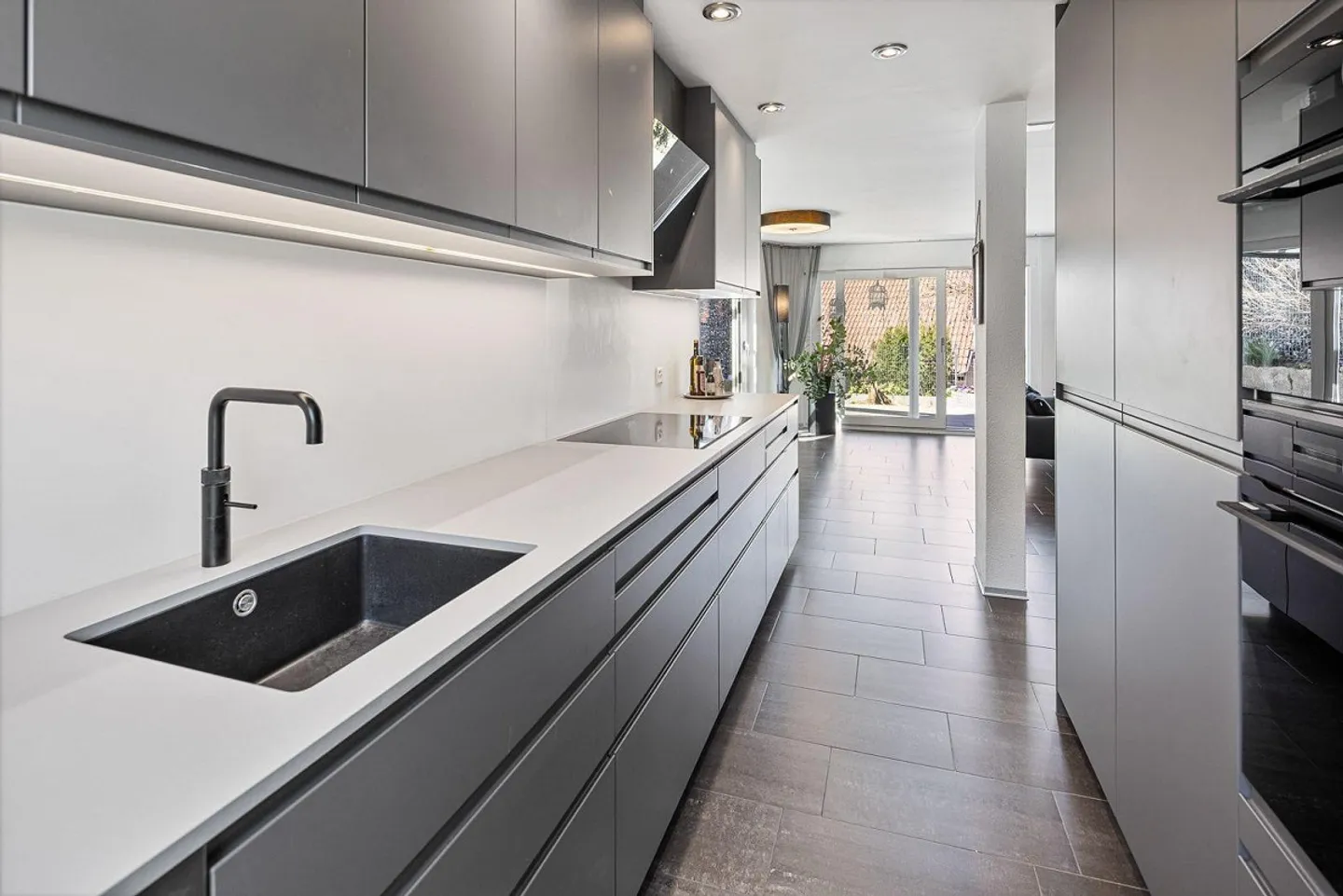 Sunny, Quiet Semi-Detached Family House (6½ Rooms) in Hüttikon ZH - Photo 3 of 13