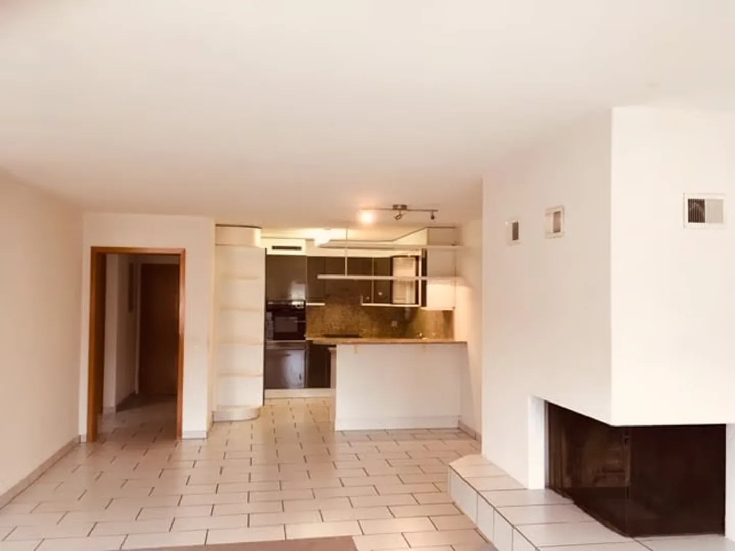 Charming 2.5-room apartment with large balcony - Photo 3 of 7