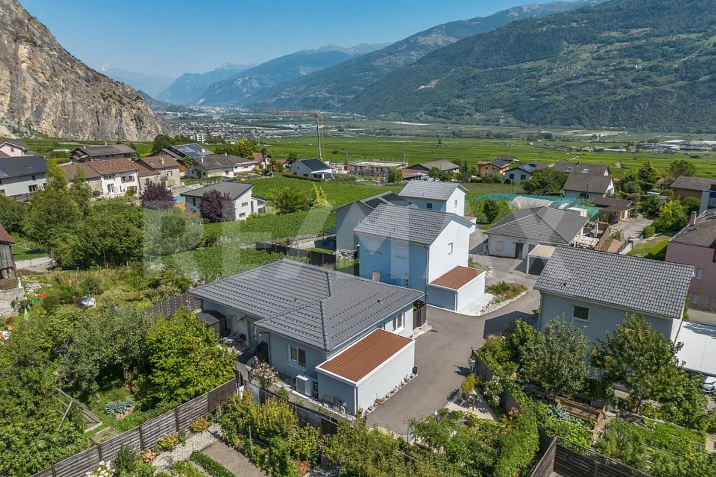 Elegance and comfort on one level in the heart of Chamoson - Photo 2 of 13