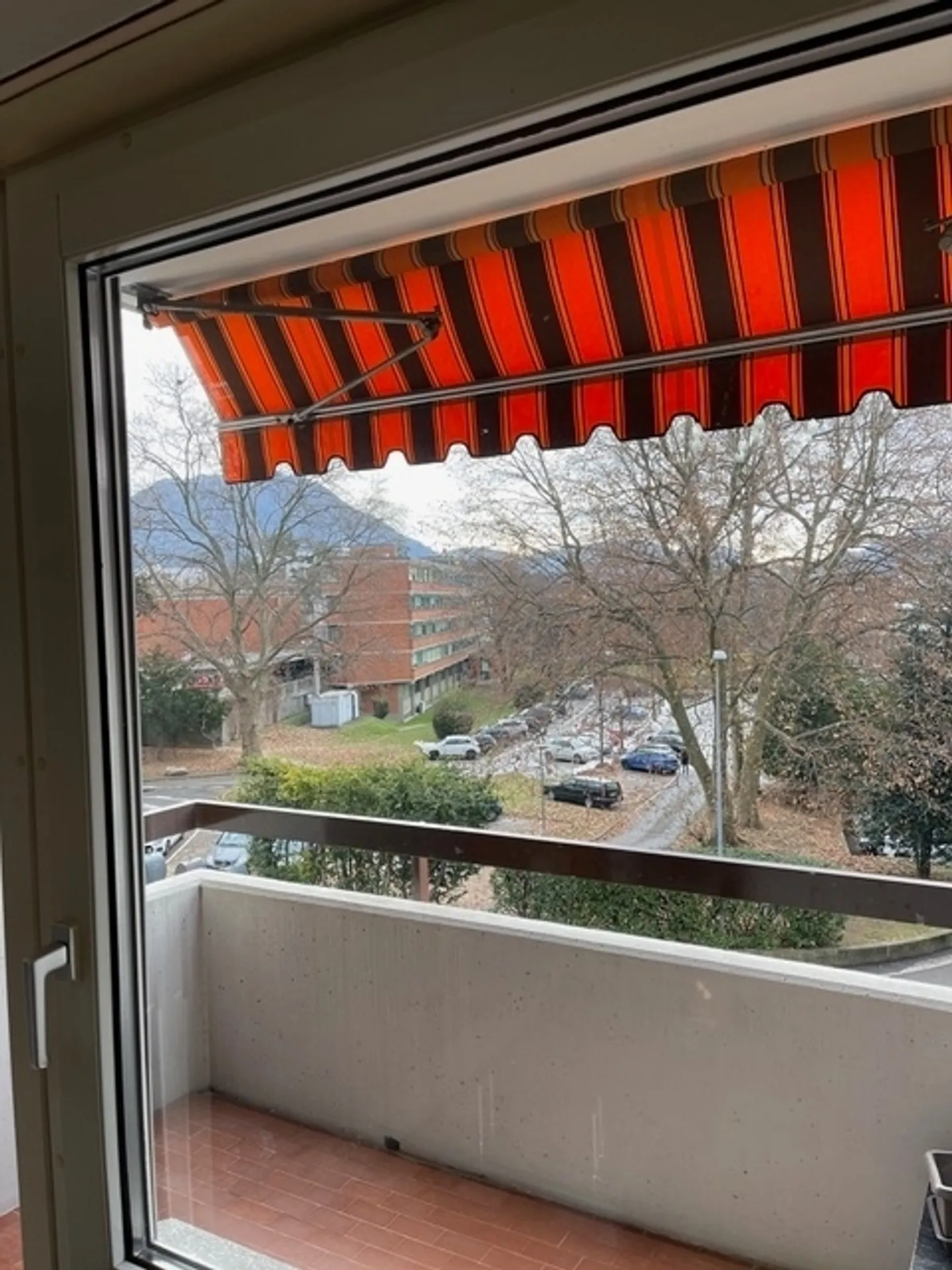 Appartamento ristrutturato luminoso di 3,5 stanze con balcone e posto auto in una posizione tranquilla a Lugano - Foto 8 di 10