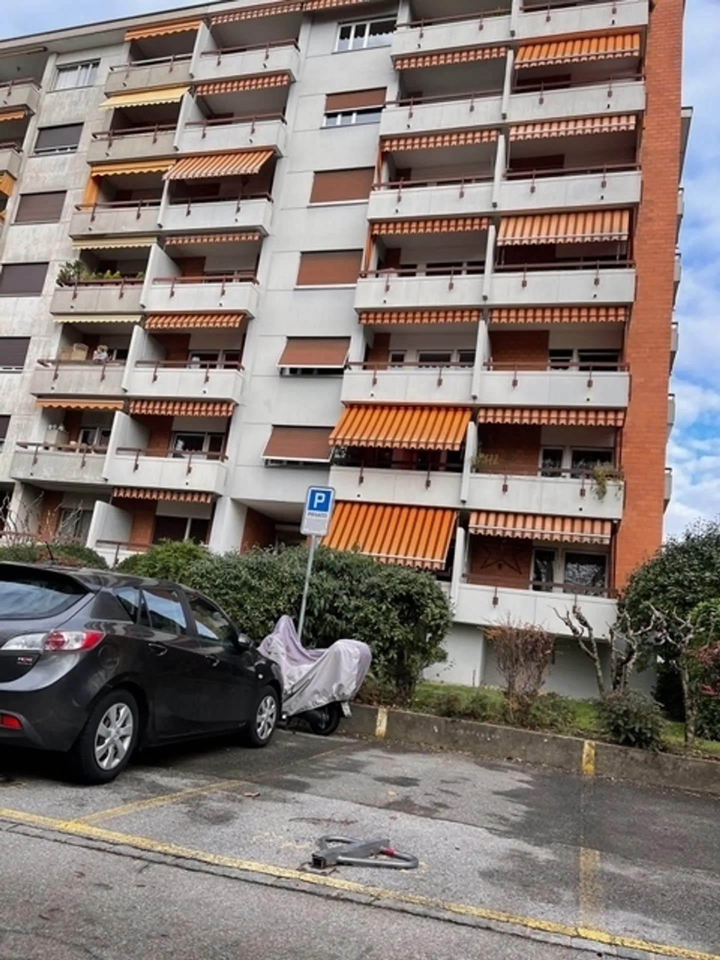 Appartamento ristrutturato luminoso di 3,5 stanze con balcone e posto auto in una posizione tranquilla a Lugano - Foto 9 di 10
