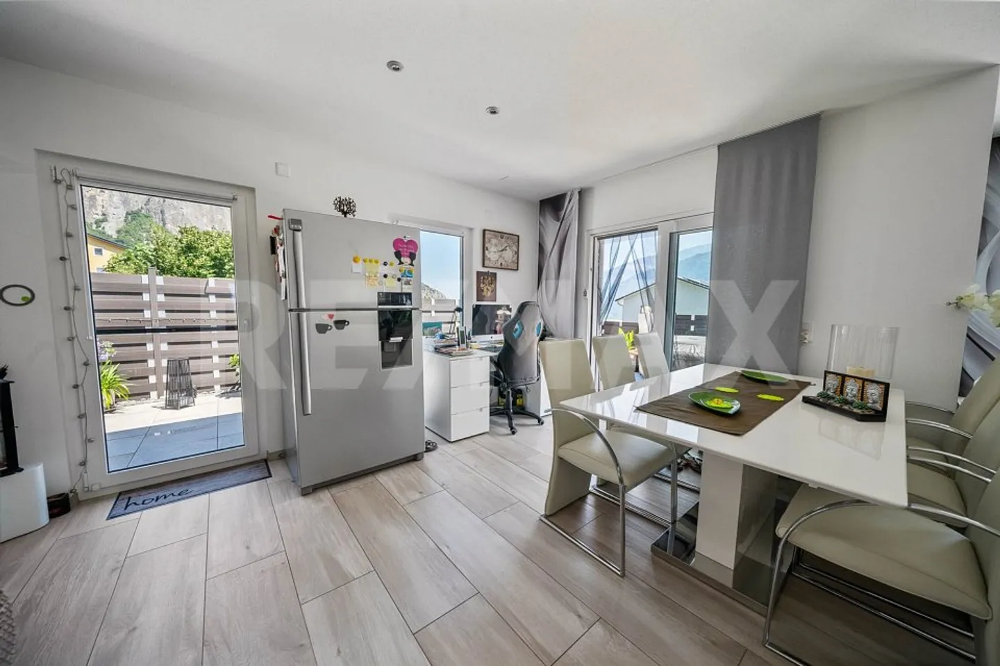 Elegance and comfort on one level in the heart of Chamoson - Photo 10 of 13