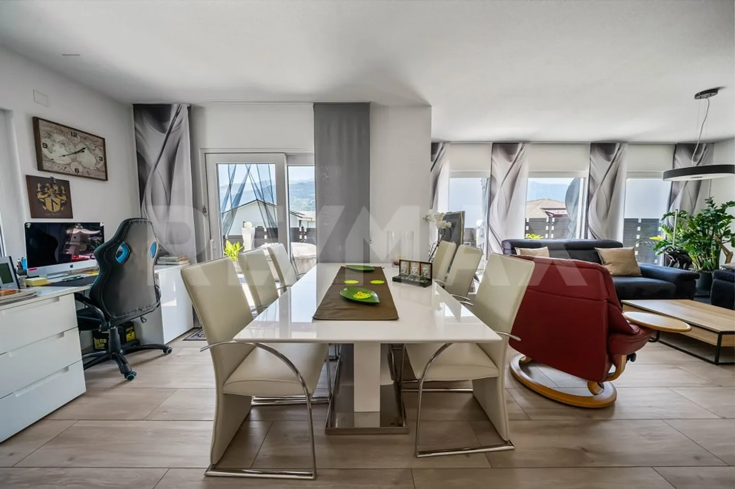 Elegance and comfort on one level in the heart of Chamoson - Photo 11 of 13