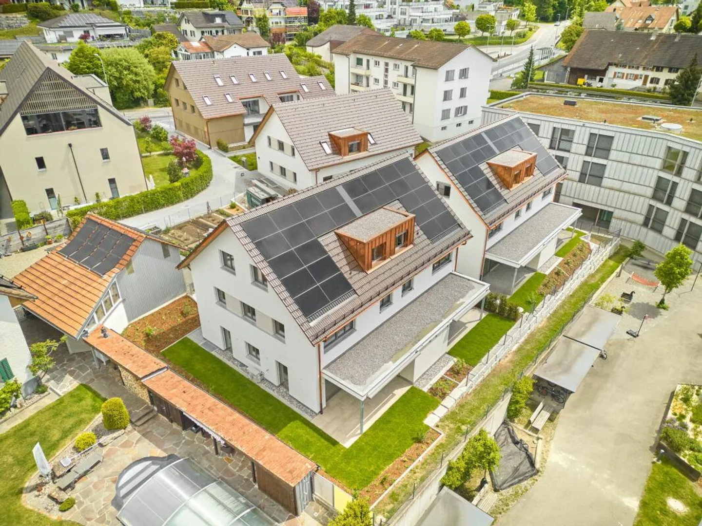 Maison double de 6 1/2 pièces avec surface de terrain utilisable - Photo 2 sur 14