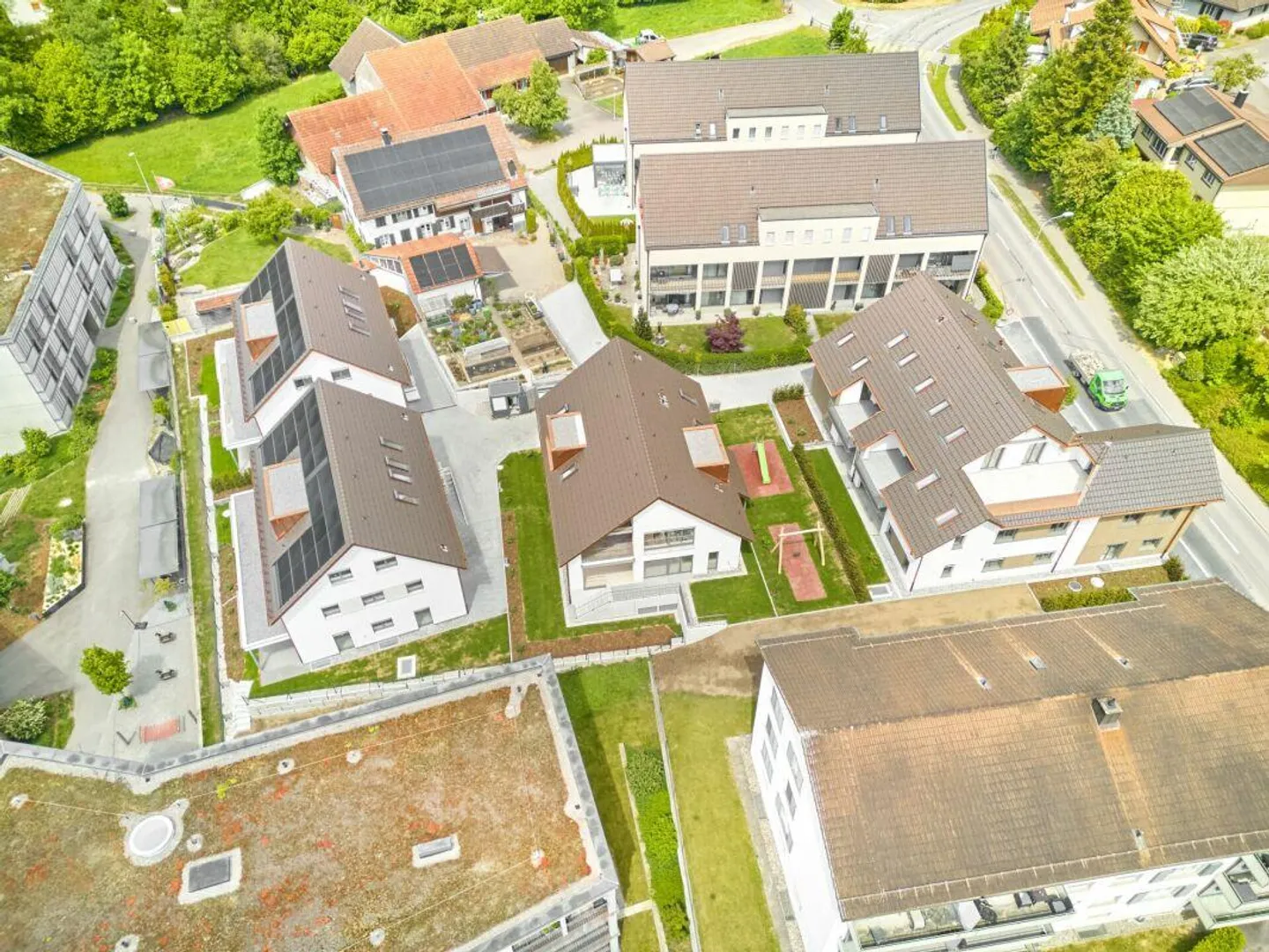 Maison double de 6 1/2 pièces avec surface de terrain utilisable - Photo 3 sur 14