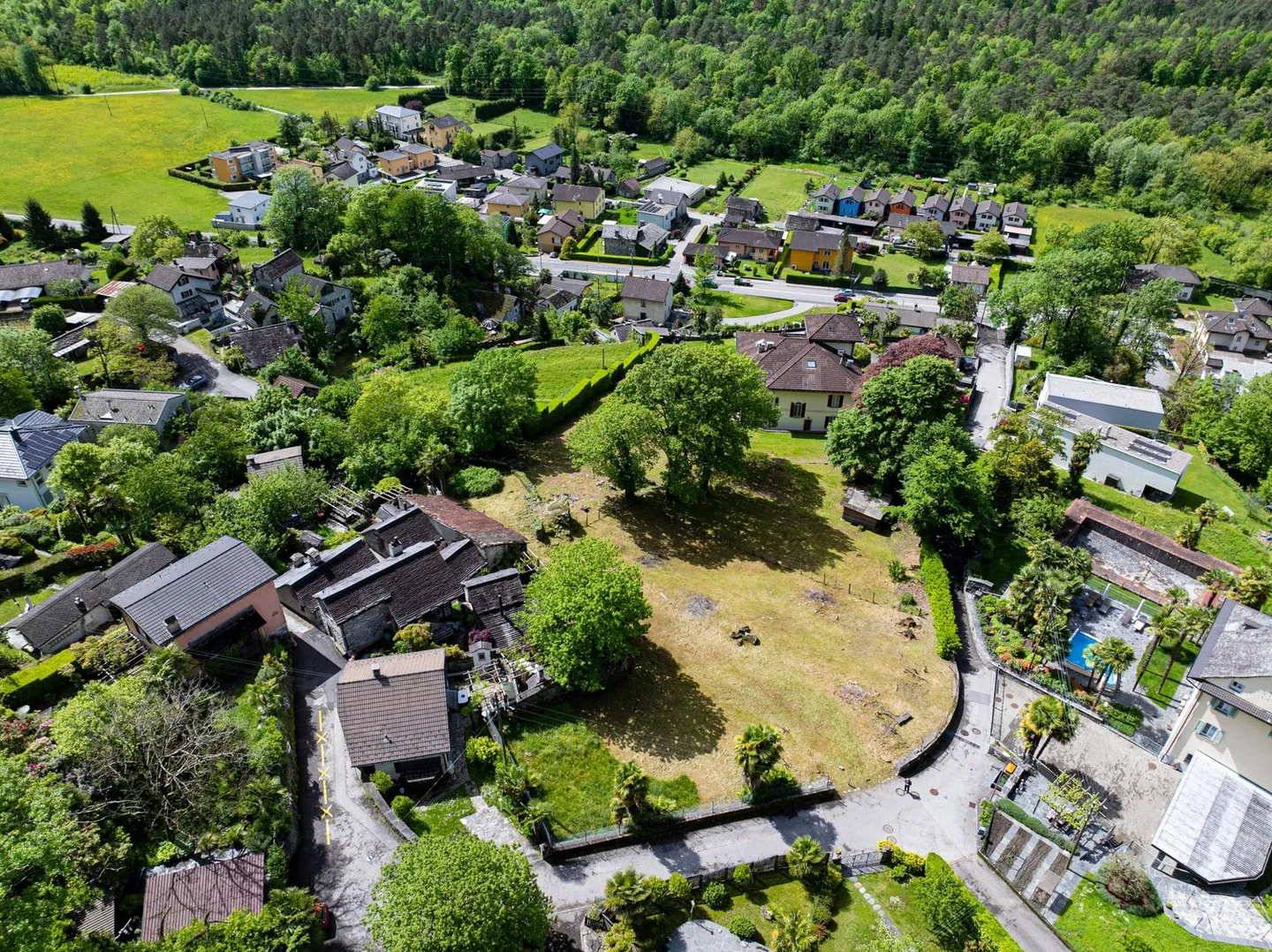 Luce, cemento e legno incorporati tra il verde e le montagne di Valmaggesi - Foto 1 di 8