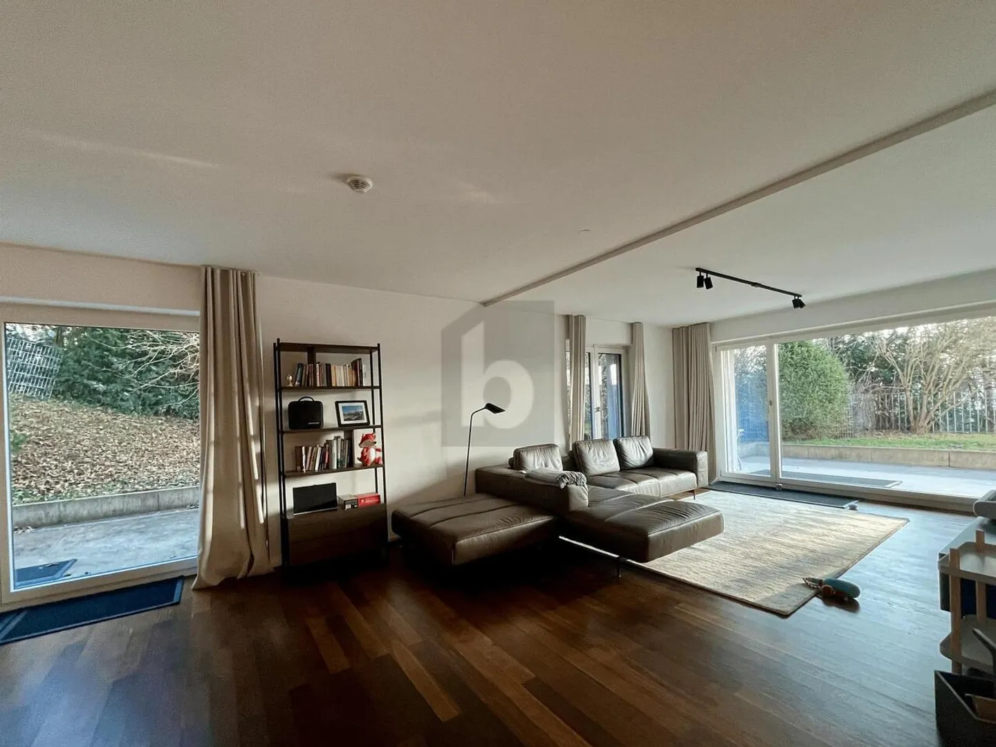 GROSSER EINGEZÄUNTER GARTENSITZPLATZ - Photo 2 sur 6