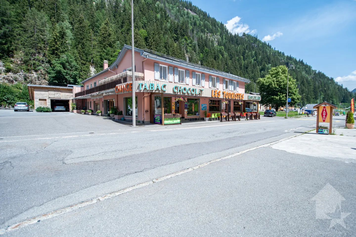 Mixed-use building with ongoing activities - Le Châtelard (VS) - Photo 1 of 33