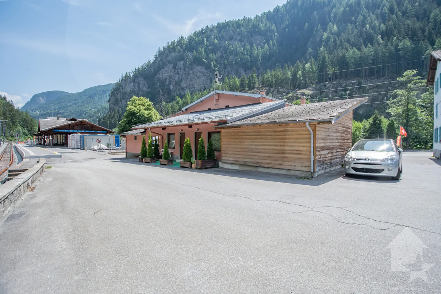 Mixed-use building with ongoing activities - Le Châtelard (VS) - Photo 2 of 33