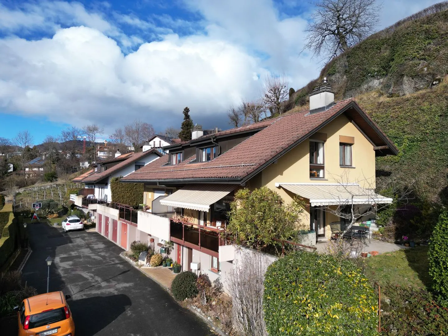 Incantevole Casa a Schiera con Vista Lago - Foto 1 di 13