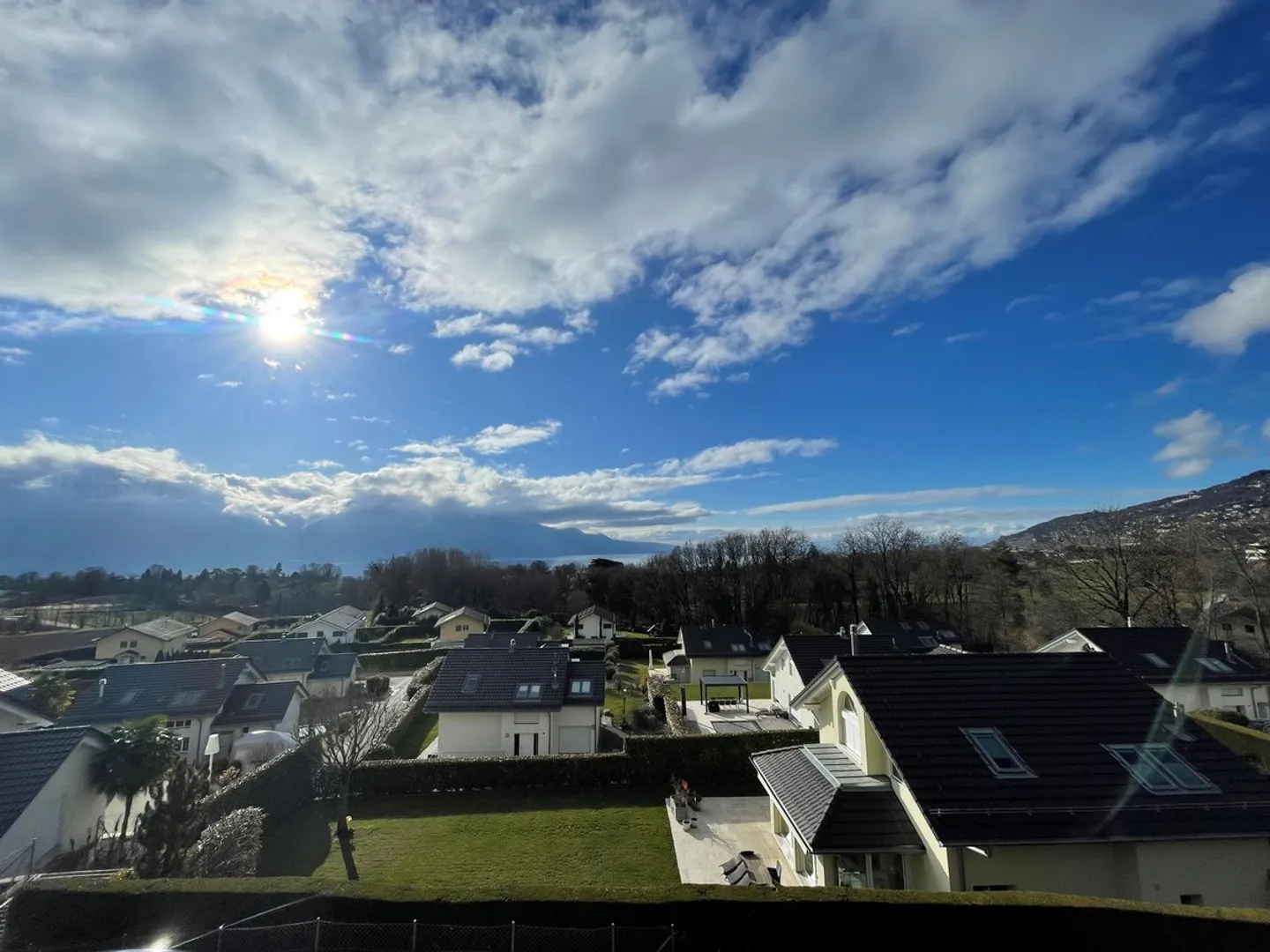 Incantevole Casa a Schiera con Vista Lago - Foto 2 di 13