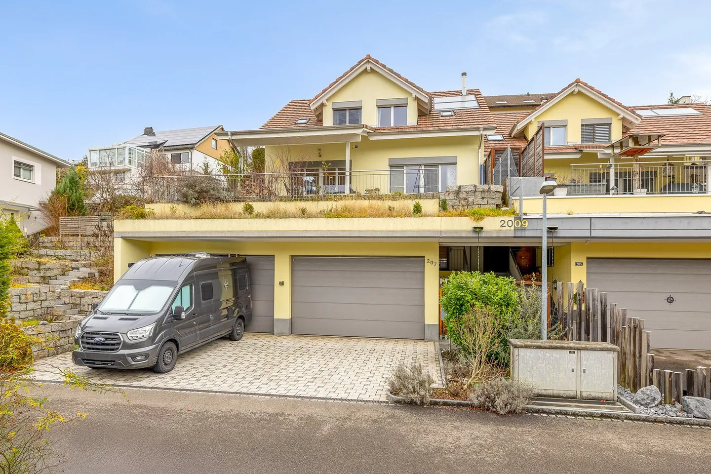 Casa familiare doppia di 6,5 stanze con garage per 4-5 auto e ascensore per auto - Foto 1 di 18