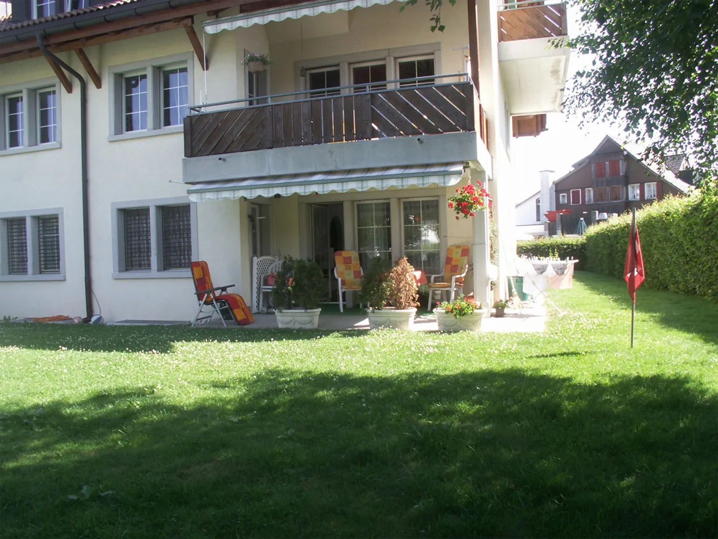 Spacious Garden Apartment - Photo 3 of 9