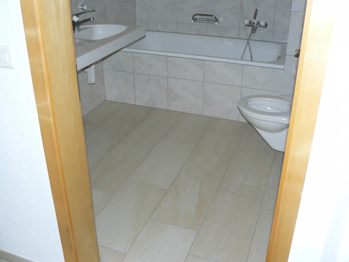 Spacious Garden Apartment - Photo 8 of 9