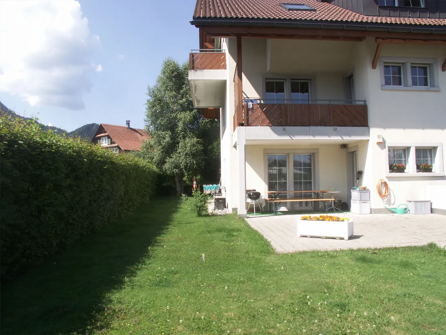 Spacious Garden Apartment - Photo 2 of 9