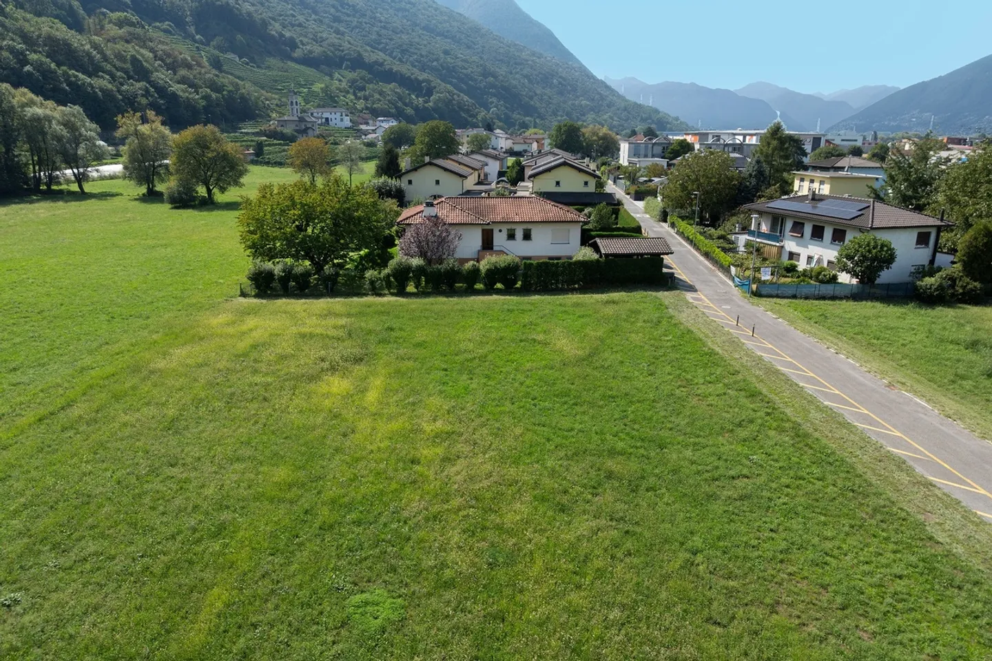 Between Bellinzona and Locarno: large building plot in a residential area... - Photo 1 of 5