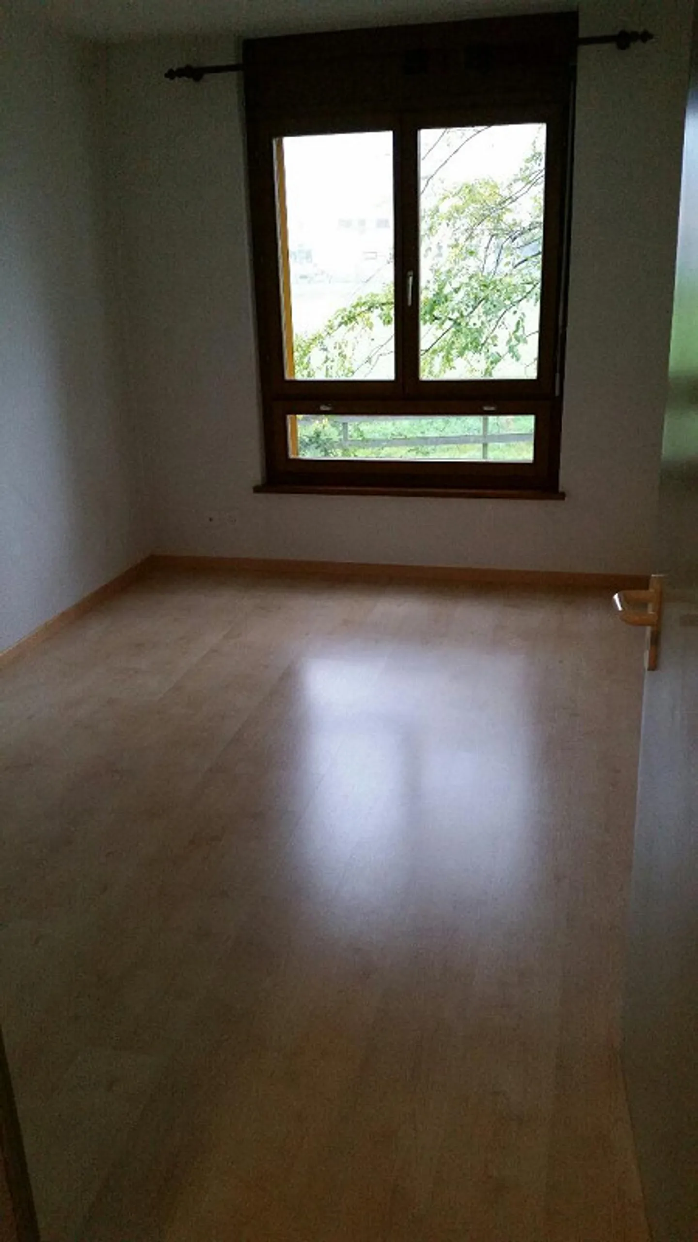 Helle 4.5-Zimmer-Wohnung mit Balkon und Garage in Schänis - Foto 5 di 9