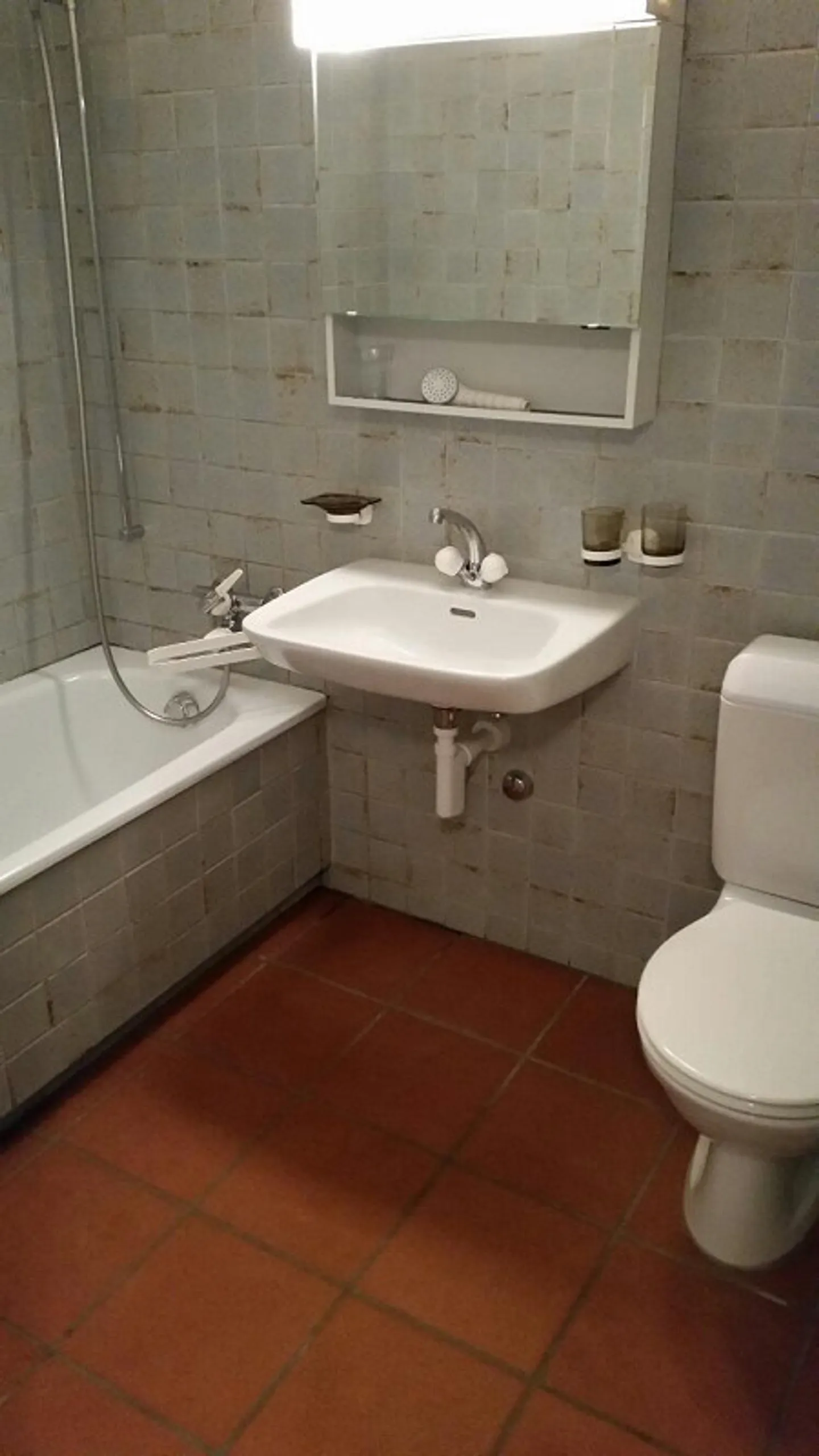 Helle 4.5-Zimmer-Wohnung mit Balkon und Garage in Schänis - Foto 7 di 9