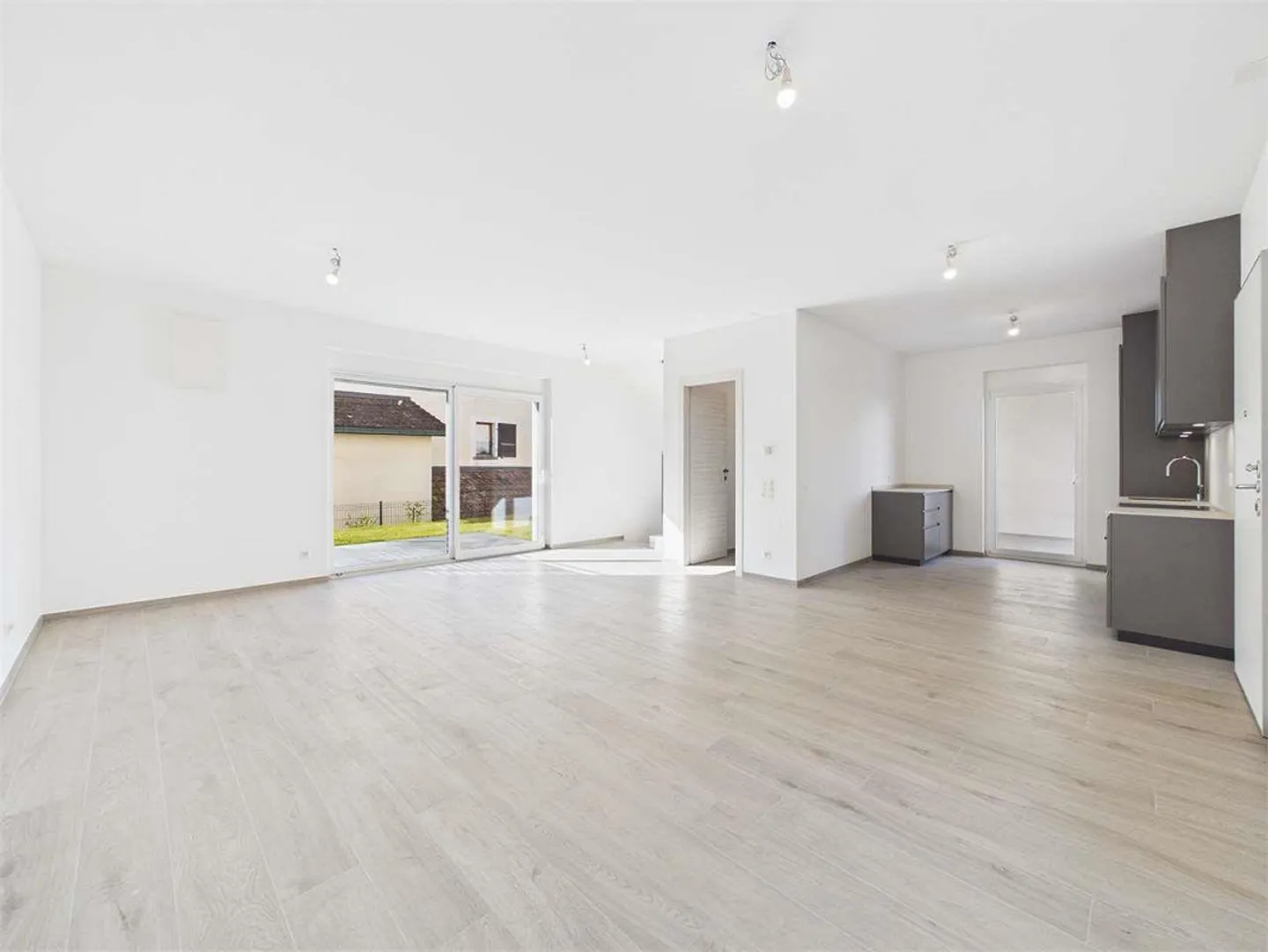 Stunning newly built villa in Sant'Antonino - Photo 2 of 13