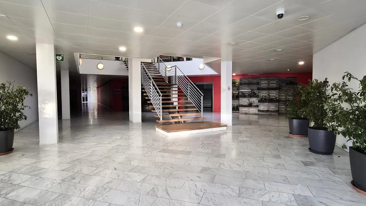 ATTRACTIVE, FUNCTIONAL & IDEALLY LOCATED - Photo 5 of 6