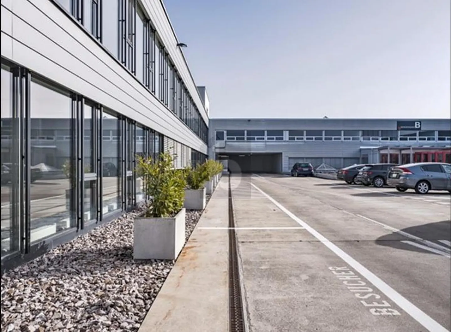 ATTRACTIVE, FUNCTIONAL & IDEALLY LOCATED - Photo 4 of 6