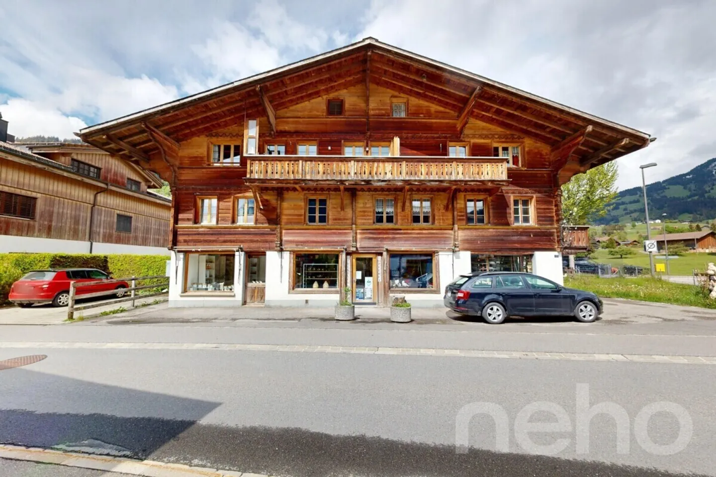 Exclusif: grand chalet à usage mixte à l'entrée du village - Photo 1 sur 12